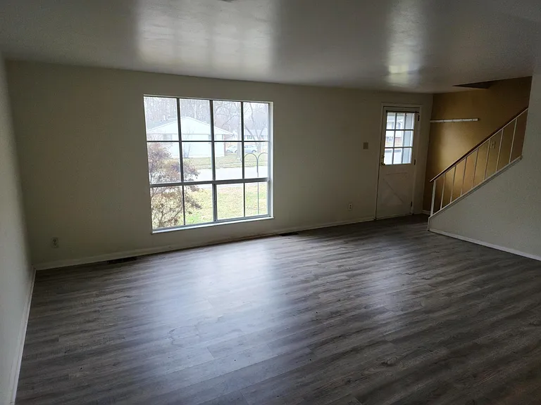 1013 W Willow St — Photo 5
