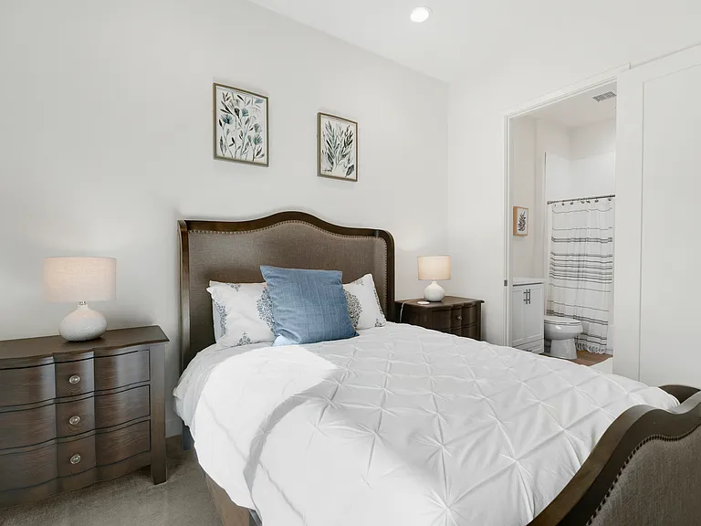 2402 Retreat Cir — Photo 38