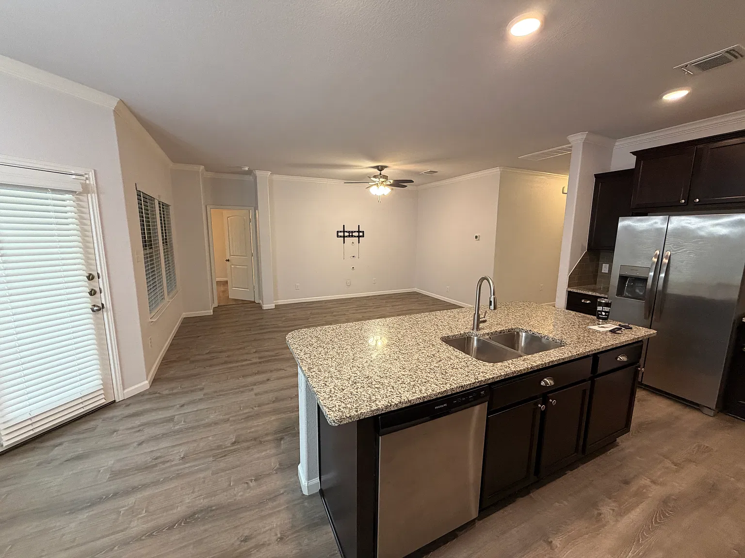 4 bed, 1950 sqft, $1,950 — Photo 4