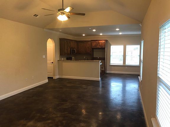4th image of 402 W Avenue C