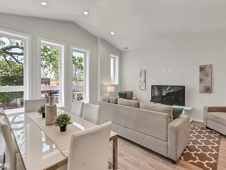 5201 S Wabash Ave #2 — Photo 4