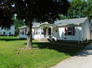 10 Spruce St, Newport, ME 04953