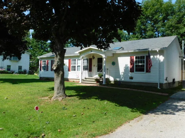 10 Spruce Street, Newport, ME 04953