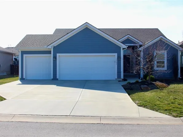 1401 N 4th St E, Louisburg, KS 66053