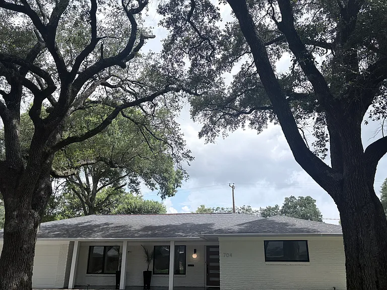 704 Fleetwood St — Photo 3