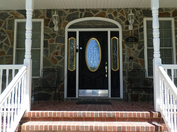 3rd image of 202 Baylor Dr