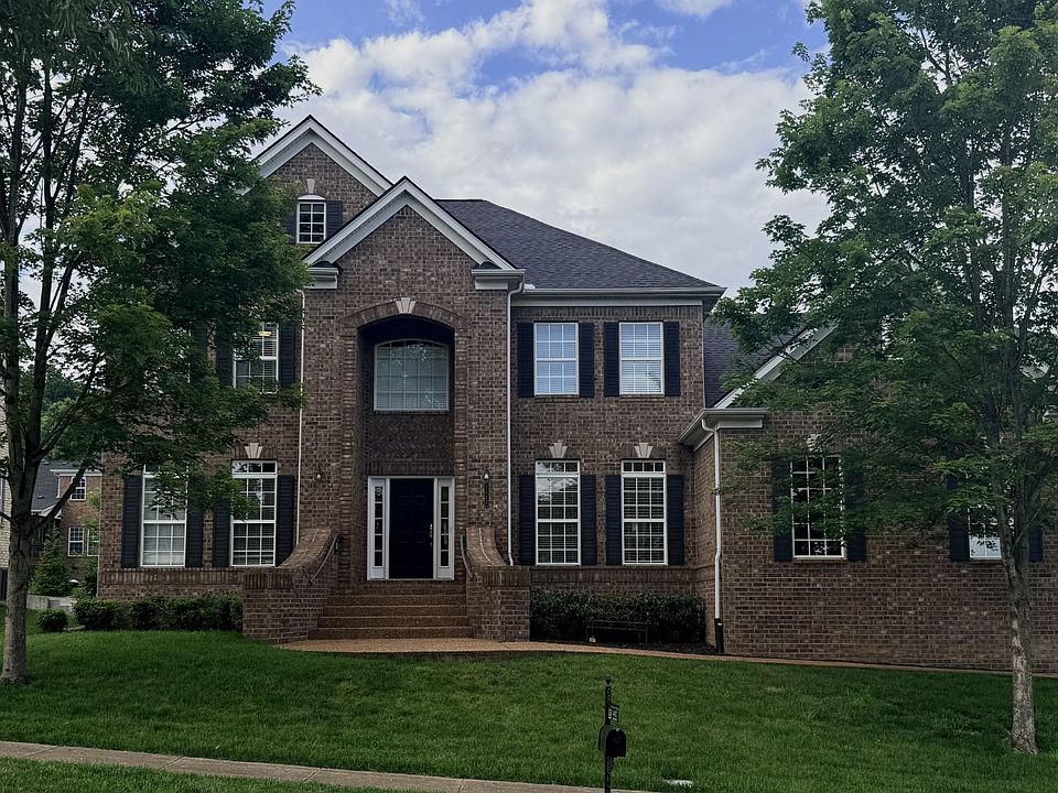 1st image of 1412 Leeds Dr E
