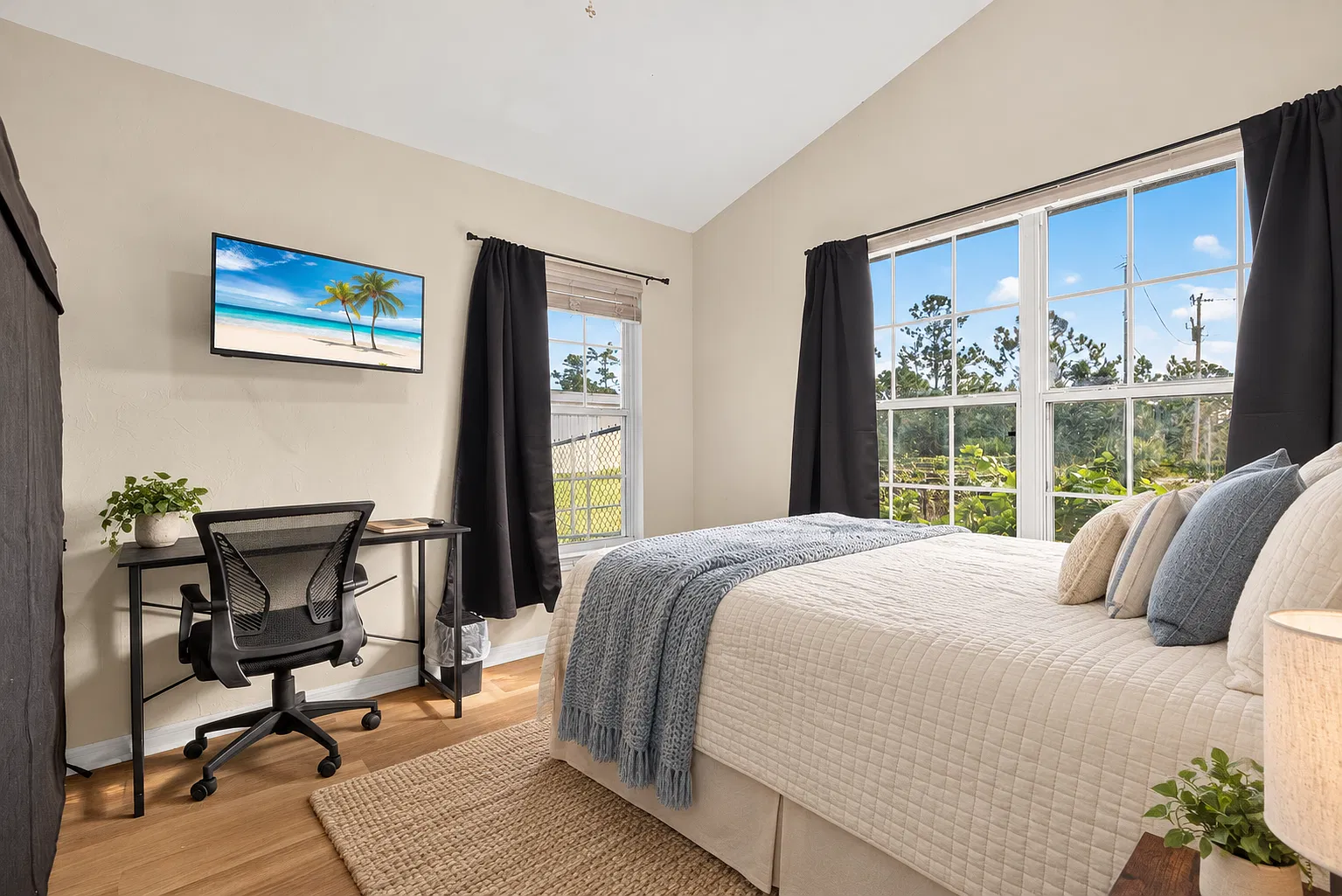 4 bed, 1600 sqft, $660 — Photo 1