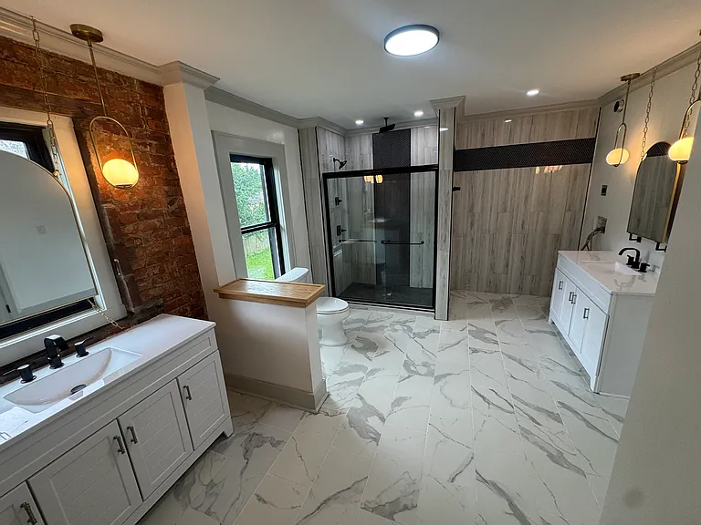 Stunning main bathroom!