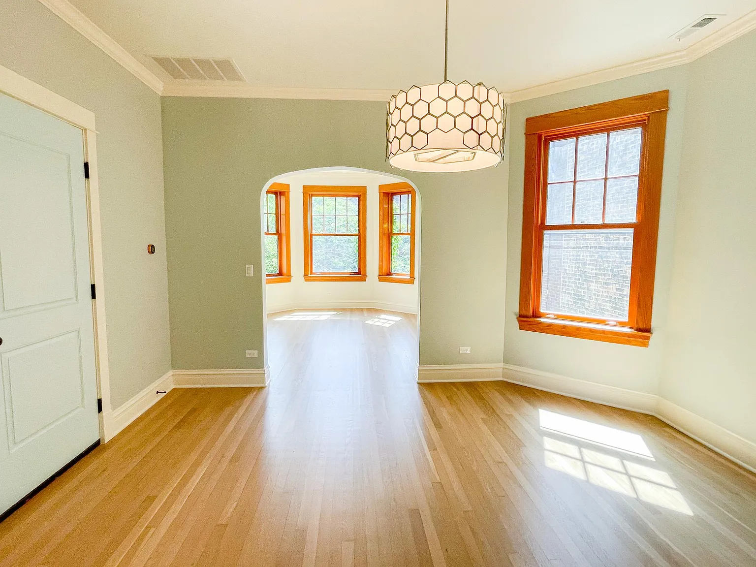 4202 N Winchester Ave — Photo 2