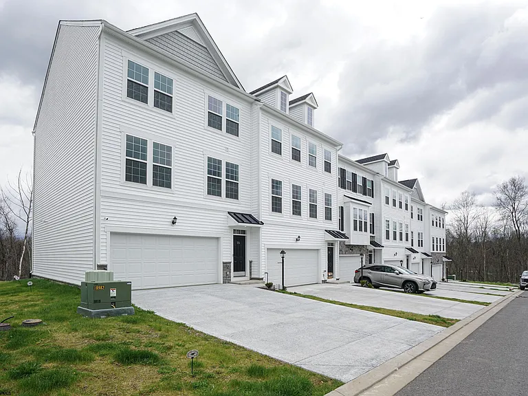 75 Dover Ct #75 — Photo 1
