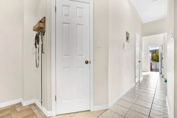 Rented by Halvatzis Realty | media 6