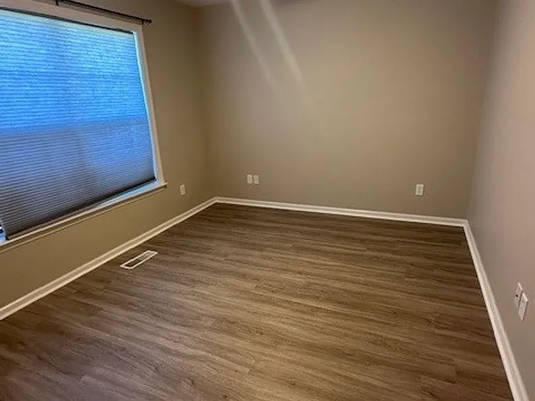 305 Towbridge Ln — Photo 11