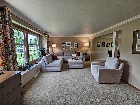 5th image of 422 S Fox Croft Dr