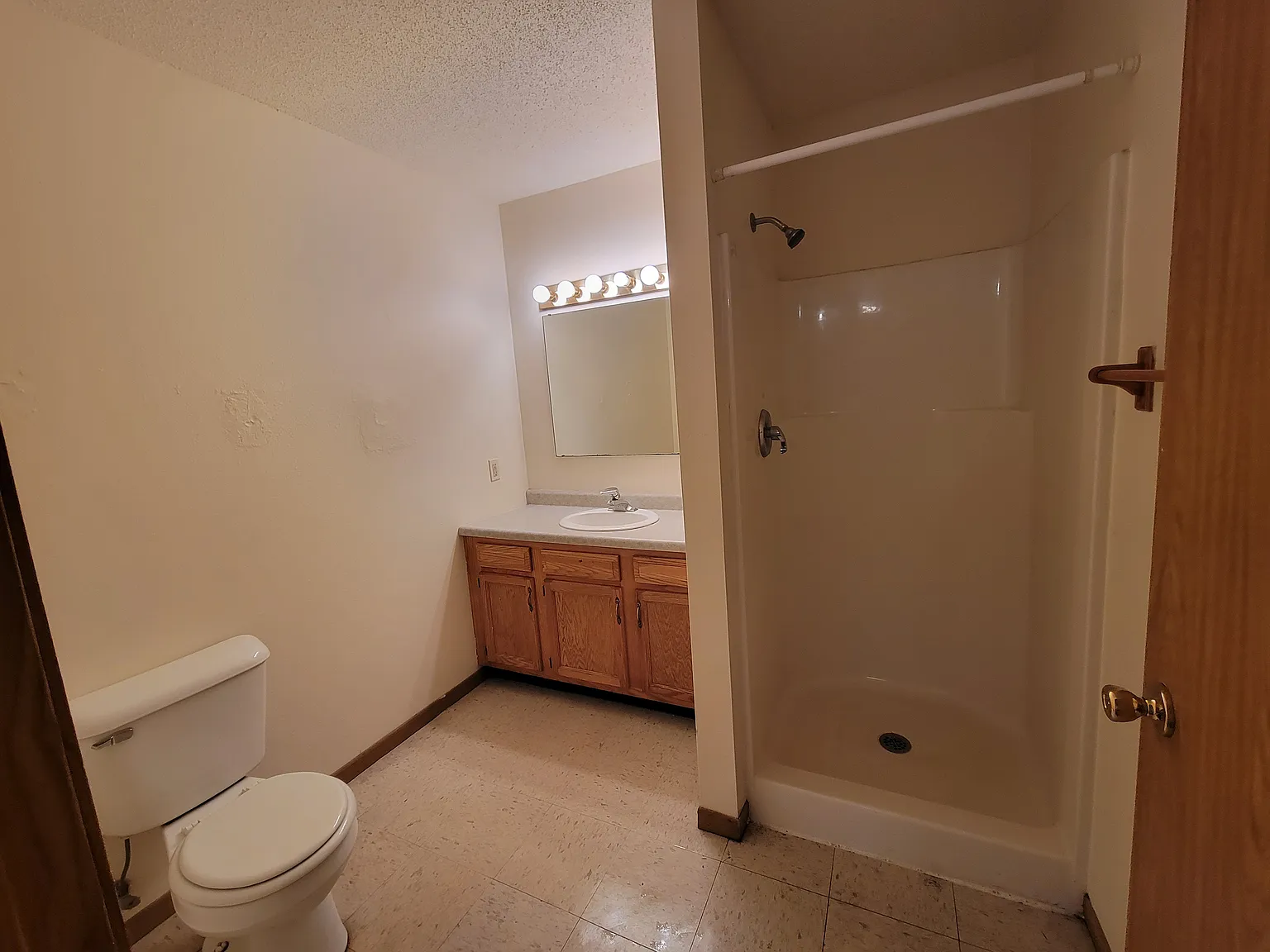 6 bed, $1,900 — Photo 2