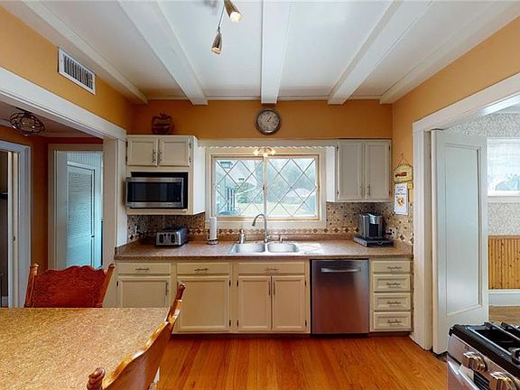 5th image of 205 W Summit St