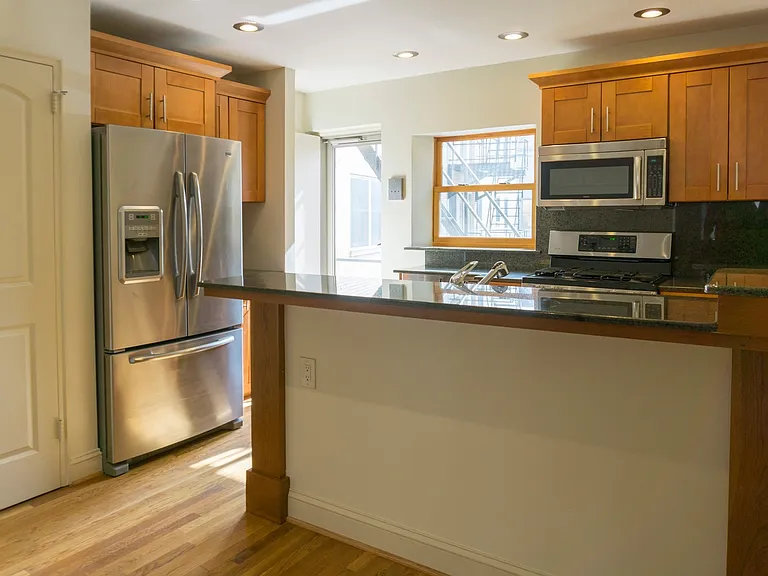 905 Delaware Apartments — Photo 11