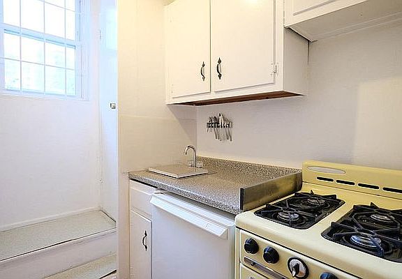5th image of 225 E 49th St APT 5a