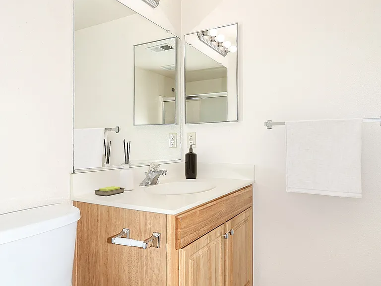 3x2 Hall Bath
