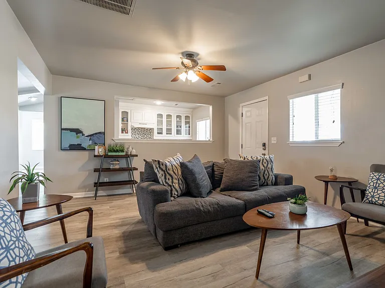 315 SW F St — Photo 4