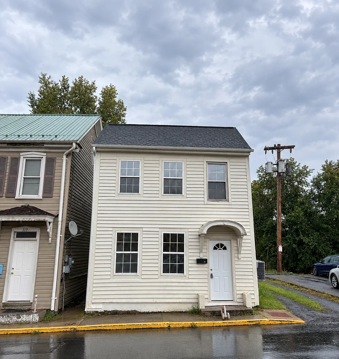 3 bed, 1600 sqft, $1,725 — Photo 1