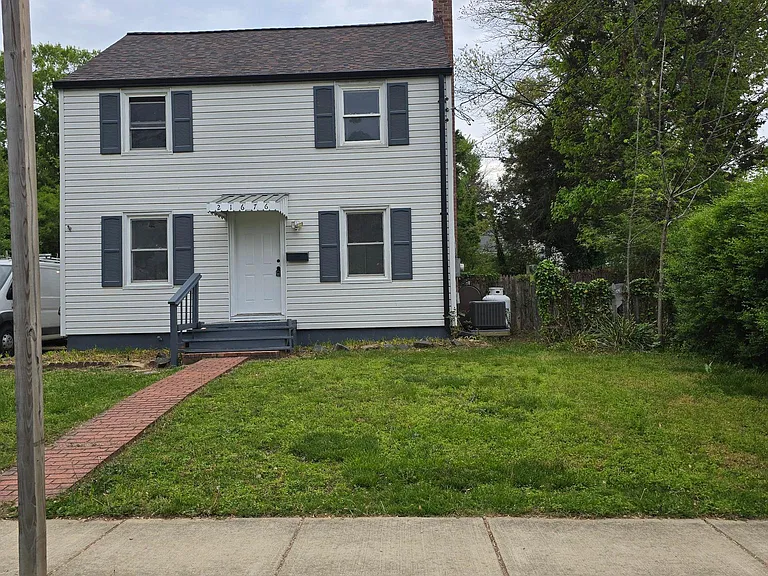 21676 N Essex Dr — Photo 3