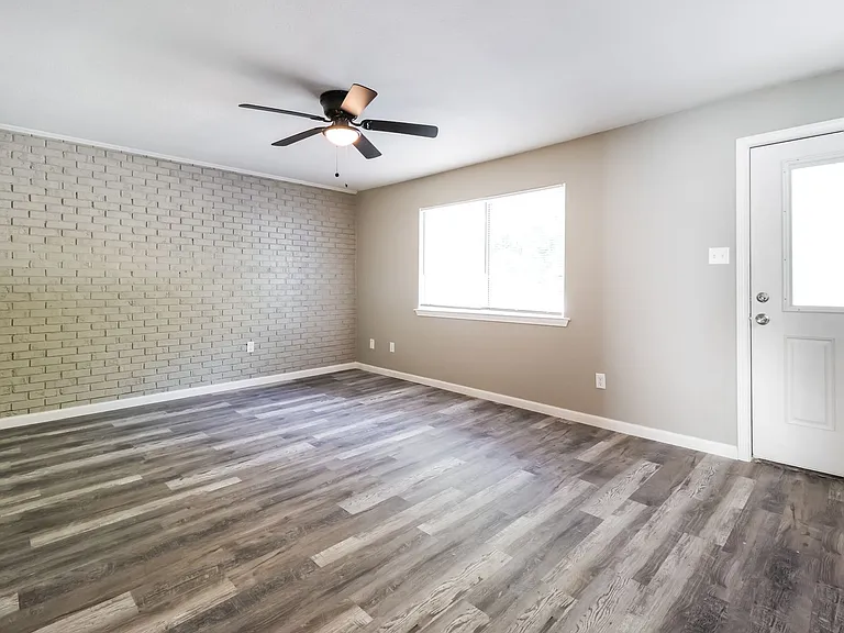 523 E Main St #7 — Photo 5