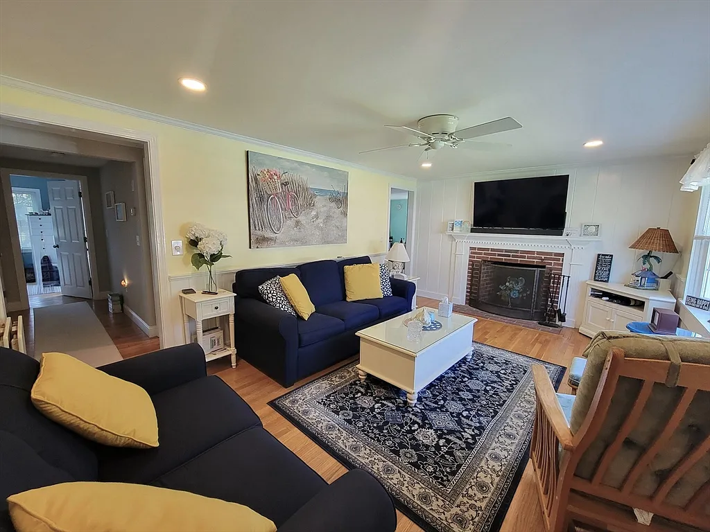 3 bed, 2.0 bath, 1488 sqft, $2,900 — Photo 4