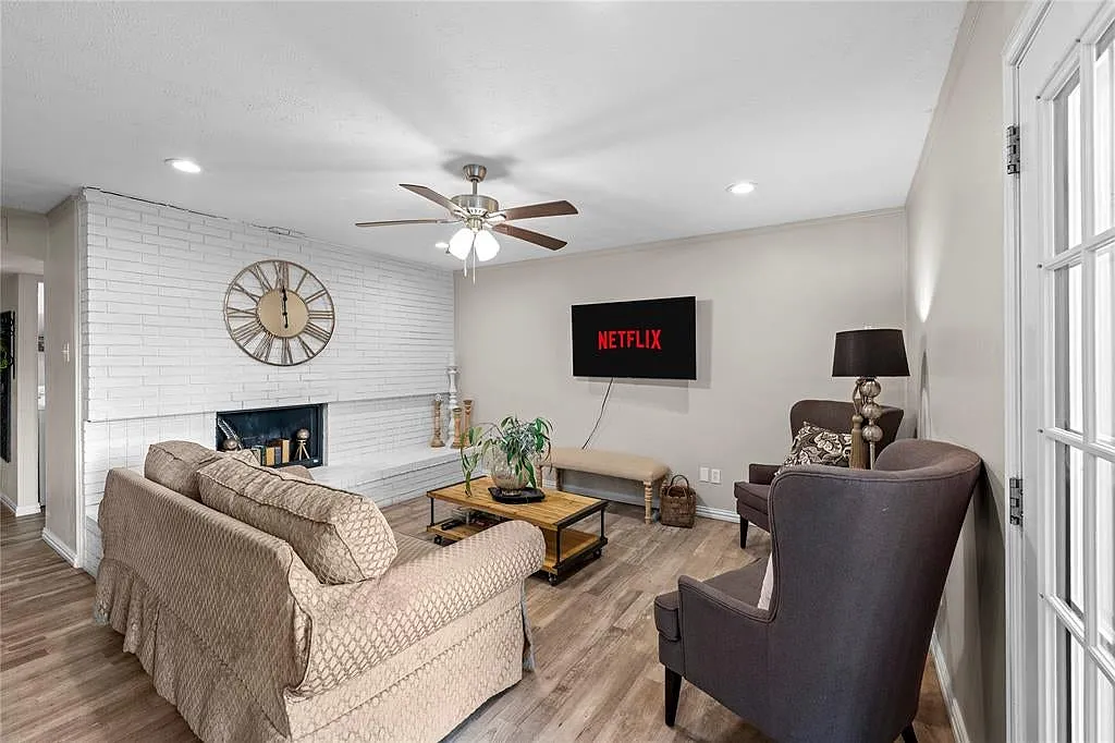 4 bed, 1699 sqft, $3,700 — Photo 2