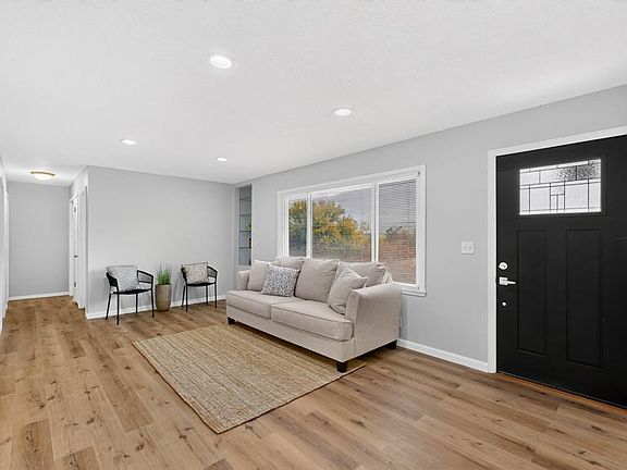 4th image of 427 21st Ave SW