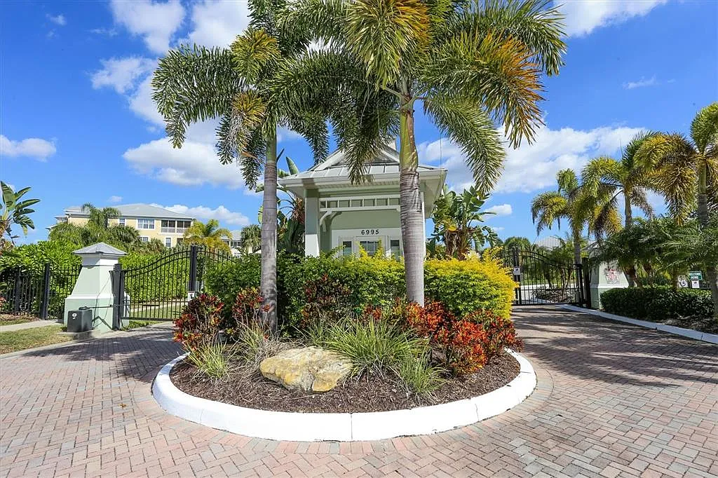 4 bed, 3.5 bath, 2628 sqft, $5,893 — Photo 2