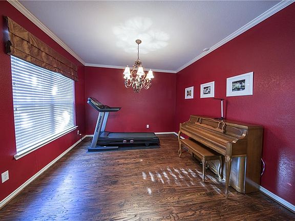 3rd image of 7805 Mapleridge Dr