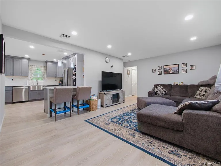 784 Brookridge Dr — Photo 3