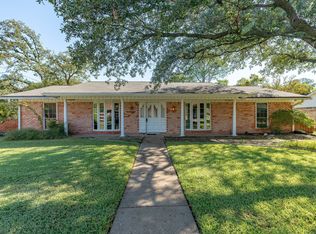 1701 Silver Leaf Dr, Pantego, TX 76013