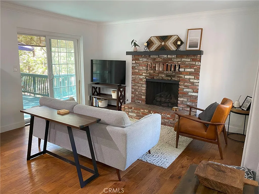 2 bed, 1.5 bath, 896 sqft, $2,100 — Photo 2
