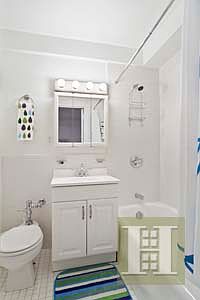4th image of 304 W 75th St APT 6E