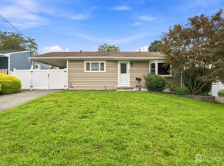 114 Kendall Dr, Parlin, NJ 08859