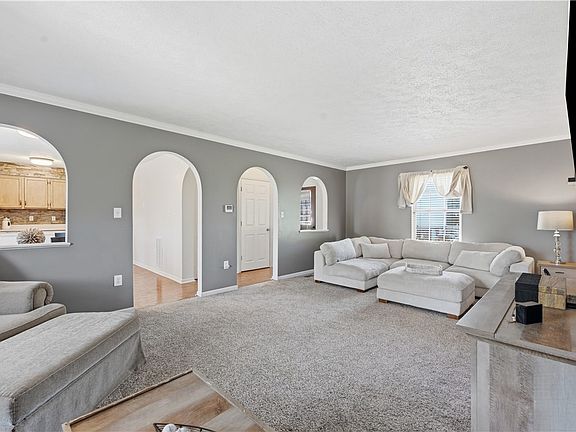 3rd image of 711 Es Farms Dr