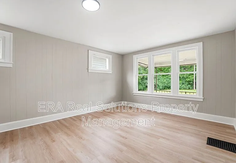394 S Guilford Ave — Photo 16