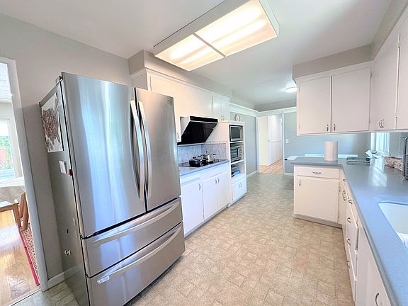 4th image of 3220 Jade Ave