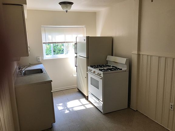3rd image of 113 Glenridge Pl #C