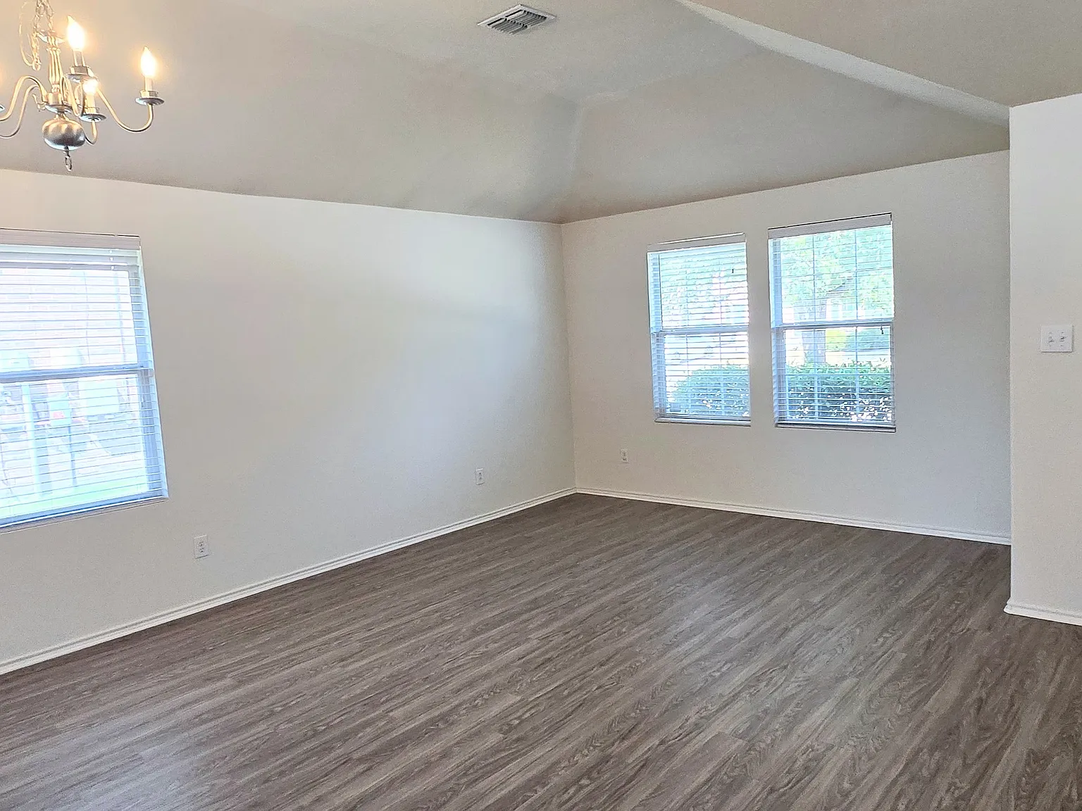 4 bed, 2041 sqft, $2,300 — Photo 4