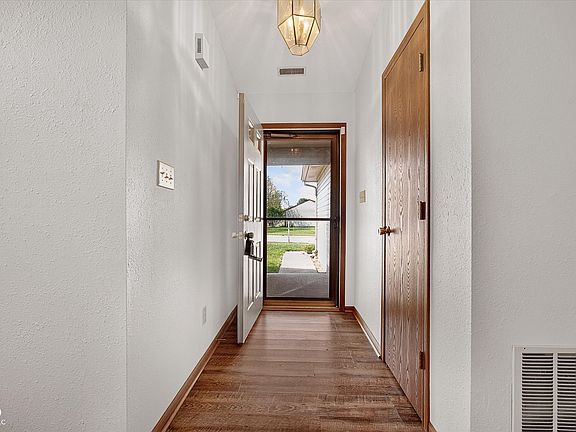 3rd image of 7449 Grandview Dr