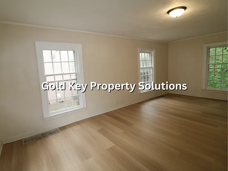 2326 W 12th St — Photo 9