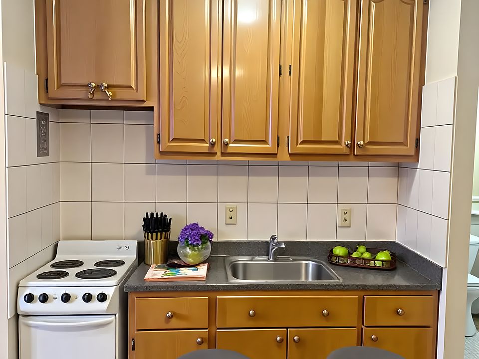 2nd image of 195-24 Jamaica Ave #B14