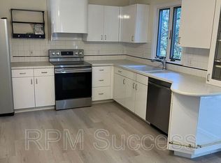 4 Tinkham Ln, Mattapoisett, MA 02739