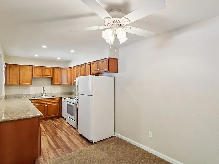 Sycamore Terrace Apartments — Photo 48