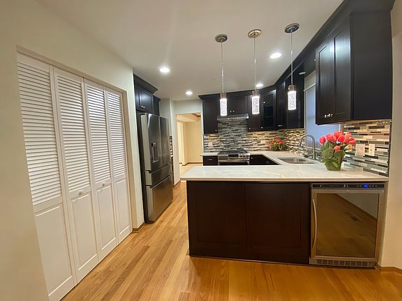 3rd image of 932 Amberwood Cres