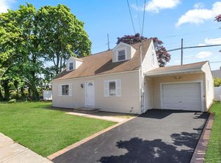 3 Lawnside Dr, Hicksville, NY 11801