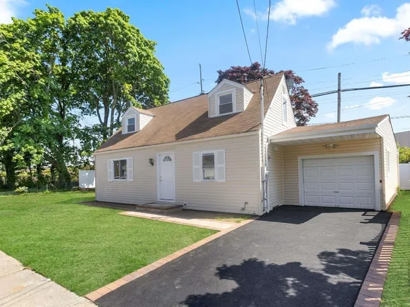 3 Lawnside Drive, Hicksville, NY 11801
